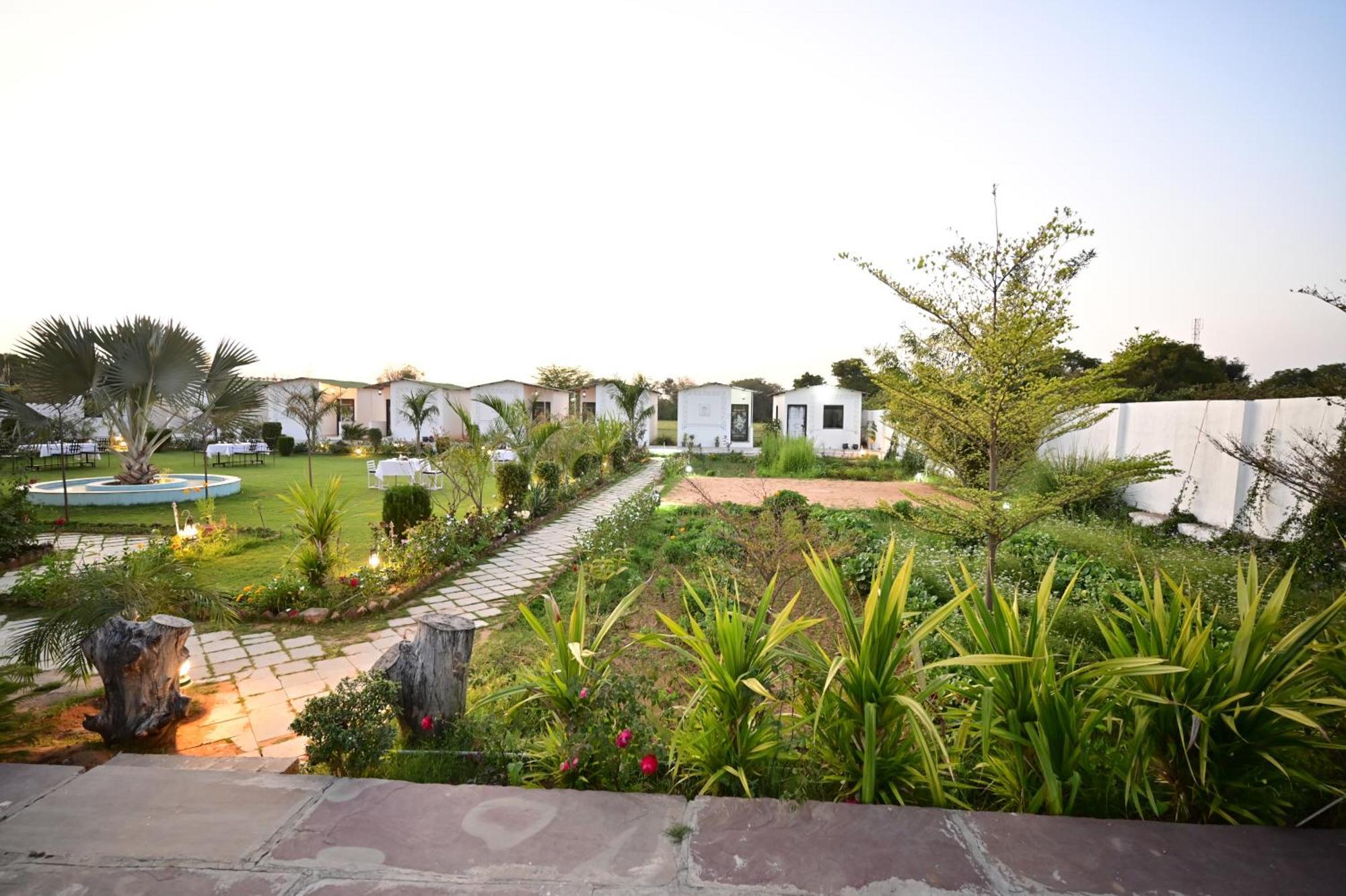 The Castle Crown - Hem Vilas Resort Ranthambhore 萨瓦伊马多普尔 外观 照片