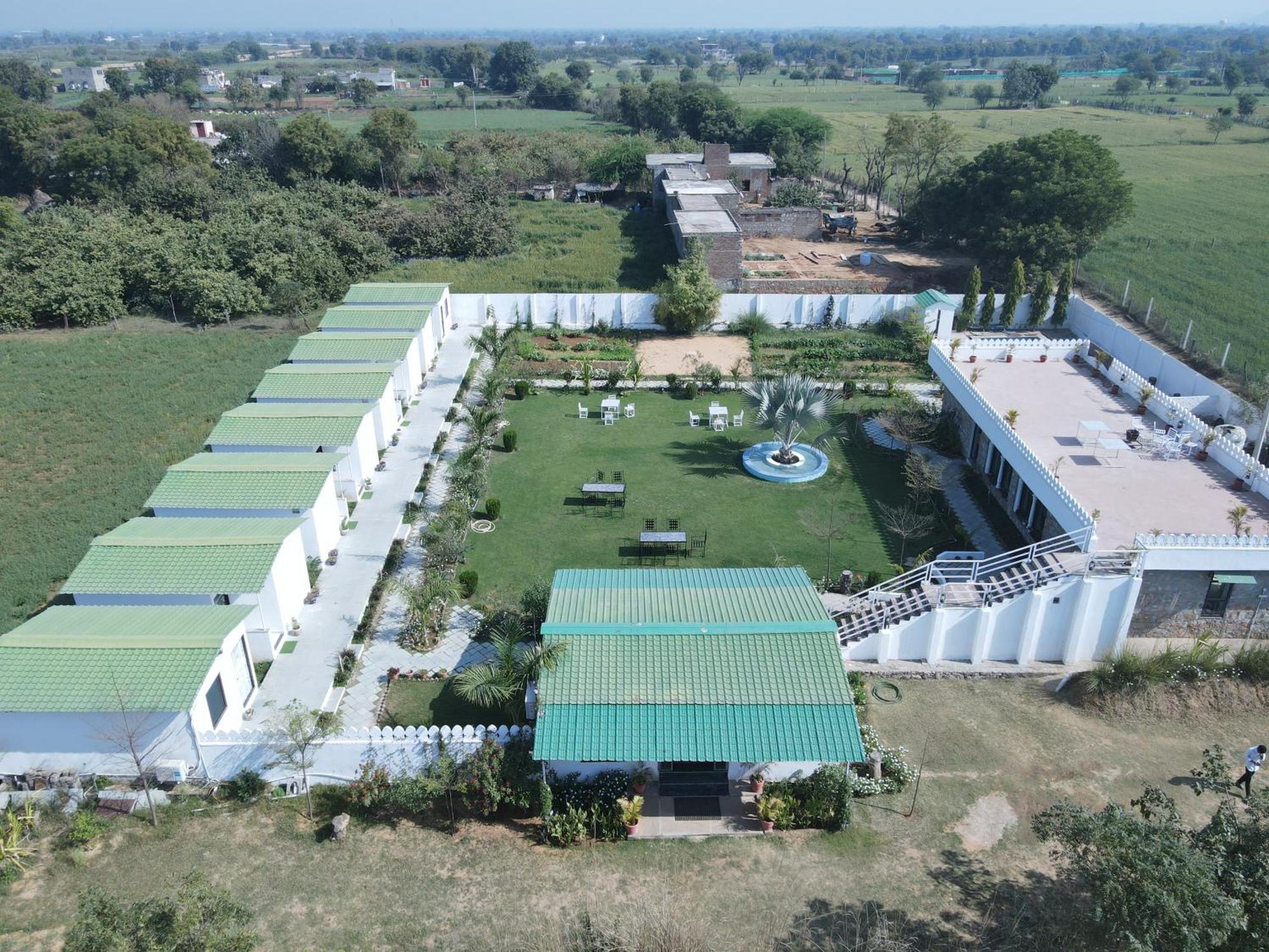 The Castle Crown - Hem Vilas Resort Ranthambhore 萨瓦伊马多普尔 外观 照片