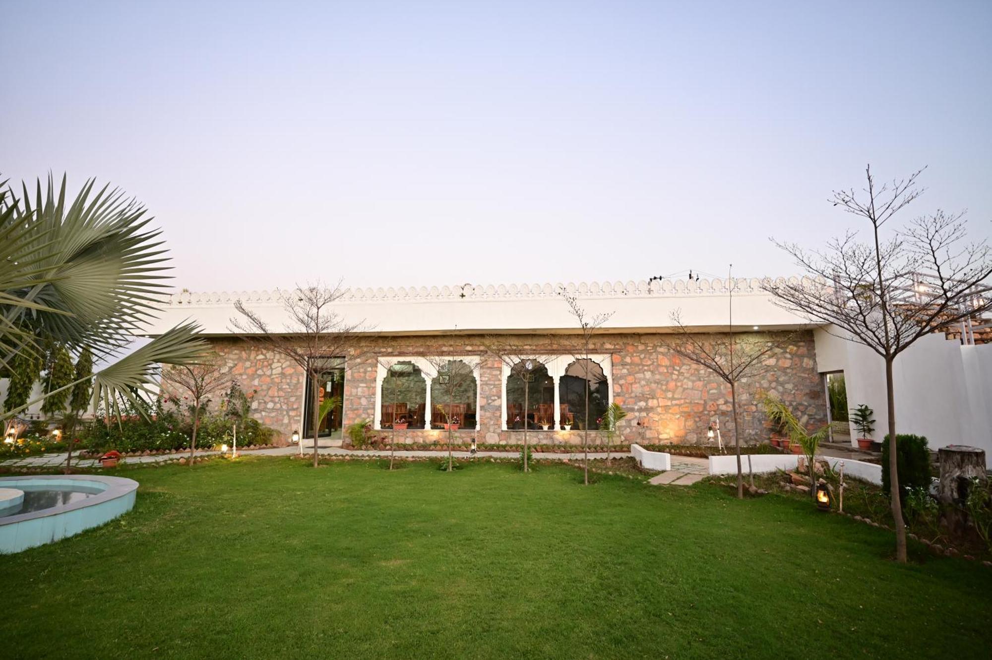 The Castle Crown - Hem Vilas Resort Ranthambhore 萨瓦伊马多普尔 外观 照片