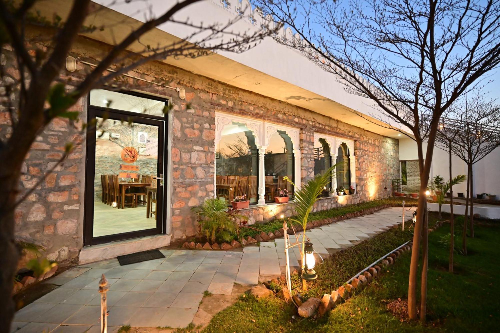The Castle Crown - Hem Vilas Resort Ranthambhore 萨瓦伊马多普尔 外观 照片