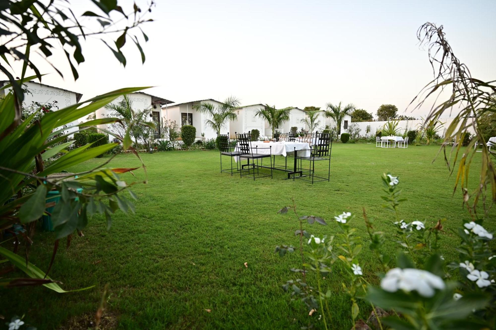 The Castle Crown - Hem Vilas Resort Ranthambhore 萨瓦伊马多普尔 外观 照片