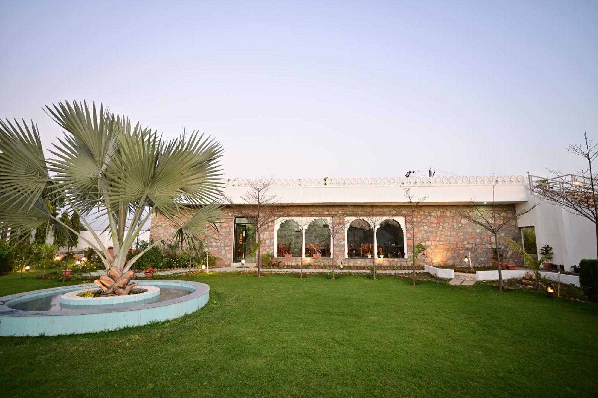 The Castle Crown - Hem Vilas Resort Ranthambhore 萨瓦伊马多普尔 外观 照片