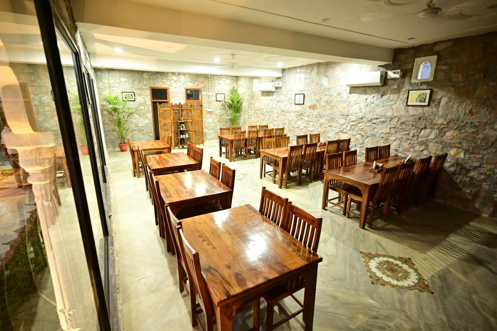 The Castle Crown - Hem Vilas Resort Ranthambhore 萨瓦伊马多普尔 外观 照片