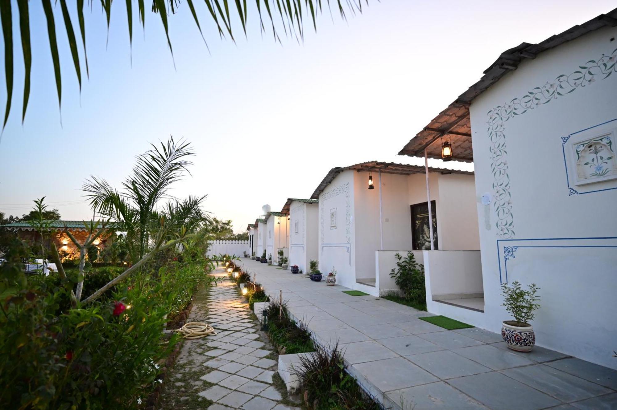 The Castle Crown - Hem Vilas Resort Ranthambhore 萨瓦伊马多普尔 外观 照片